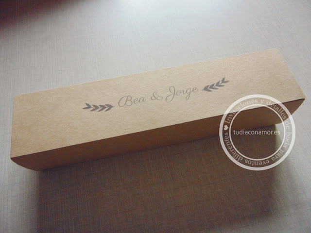 Caja kraft personalizada con el sello del nombre de los novios