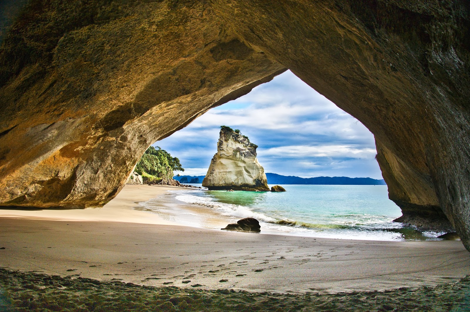 Cathedral Cove, New Zealand by Jonny Brooke [1600x1065 