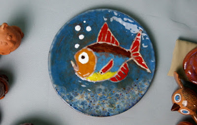 Керамическая тарелка "Рыбка", готовая работа покрытая цветными глазурями