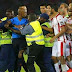 هجوم لاعبي المنتخب التونسي على الحكم 