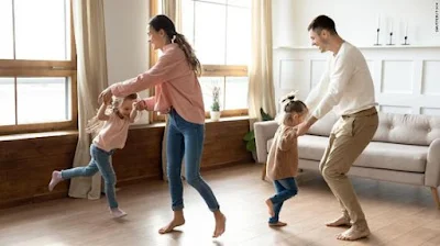 Vamos combinar que a pista de dança é o melhor lugar para queimar algumas calorias e se divertir ao mesmo tempo! Então, arraste seus amigos e familiares para uma dança animada. Além de ser uma excelente atividade física, é garantia de muitas risadas.