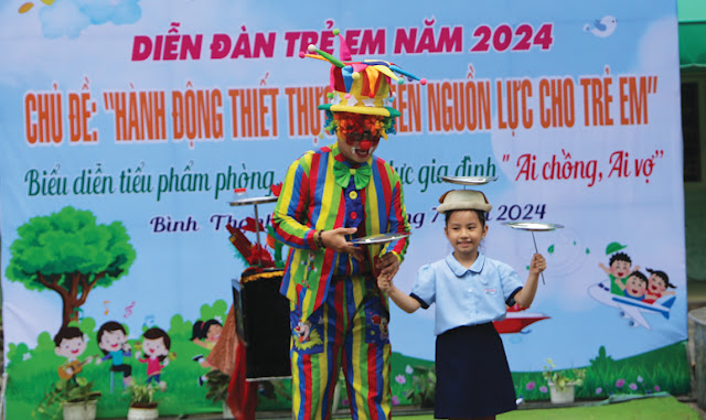 Các em thiếu nhi Cụm 1 được hướng dẫn thực hiện những  động tác xiếc đơn giản. (Ảnh: MH)