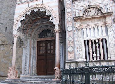 Puerta de la Iglesia de la Santa Maria Maggiore Bergamo