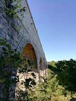 Ponte dell'Acquedotto Pugliese visto dal basso