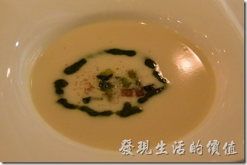 台南-轉角餐廳龍蝦餐廳。這奶油韭菜算洋芋湯喝起來似乎味道不太夠，所以請服務生拿了胡椒罐幫忙加胡椒，自己完全不需要動手。