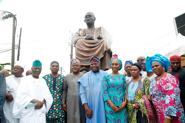 Ambode receives Awolowo family and unveils new 20-feet statue of PA Obafemi Awolowo in Ikeja..