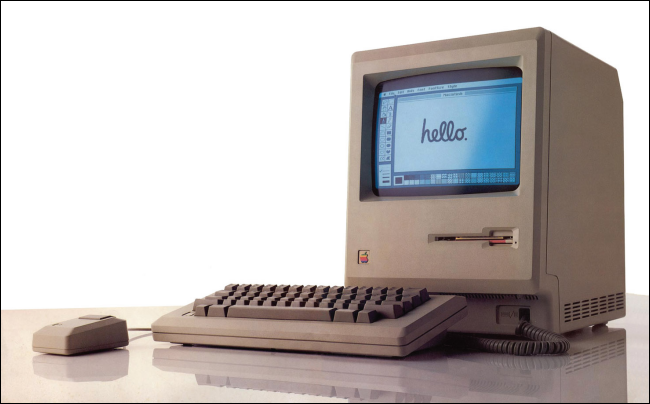 جهاز Macintosh أصلي من عام 1984 مع ظهور كلمة "Hello" على شاشته.