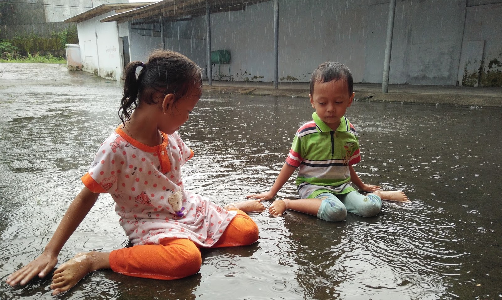 Bolehkan Anak Main  Hujan Inilah Jawabannya Edukasi 
