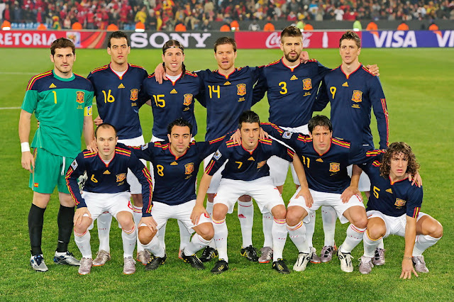 SELECCIÓN DE ESPAÑA. Temporada 2009-10. Iker Casillas, Sergio Busquets, Sergio Ramos, Xabi Alonso, Gerard Piqué y Fernando Torres. Andrés Iniesta, Xavi Hernández, David Villa, Joan Capdevila y Carles Puyol. SELECCIÓN DE CHILE 1 SELECCIÓN DE ESPAÑA 2 Viernes 25/06/2010, 20:30 horas. XIX Copa Mundial de Fútbol Sudáfrica 2010, fase de grupos, Grupo H, jornada 3. Pretoria, Sudáfrica, estadio Loftus Versfeld: 41.958 espectadores. GOLES: 0-1: 24’, David Villa. 0-2: 37’, Andrés Iniesta. 1-2: 47’, Rodrigo Millar.