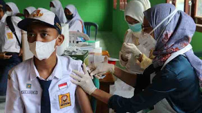 Gerai Vaksin Presis Go To School Polres Muara Enim Memberikan Vaksinasi Kepada Siswa Siswi SMP Negeri 1 Ujan Mas