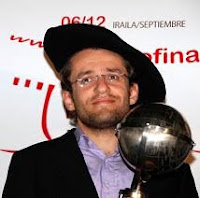 Levon Aronian con la txapela de campeón de la Final de Maestros del Grand Slam de Ajedrez 2009