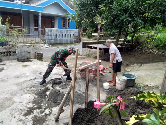 KodimKaranganyar - Babinsa Koramil 01/Karanganyar Bantu Warga Buat Parit