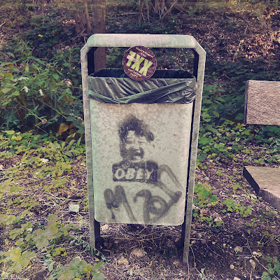 Afvalbak met Obey-illustratie