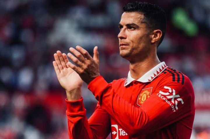 Should Manchester United keep Cristiano Ronaldo or let him go?