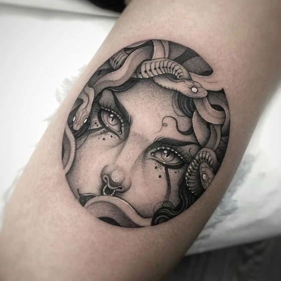 Tatuaje de Medusa de la mitología griega coj serpientes en la cabeza y mirada mortal