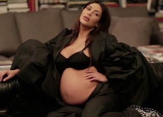 Kanye Shares Odd Pregnant Kim Pic