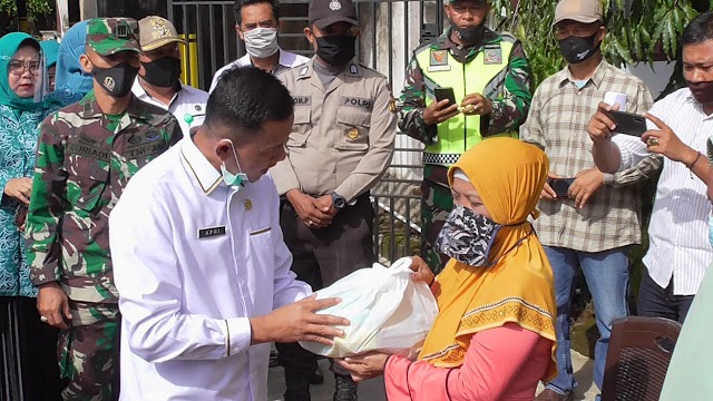 Dampak Covid-19 : Waki Bupati Bungo Serahkan Bantuan Sembako Secara Simbolis Kepada 25.735 KK 