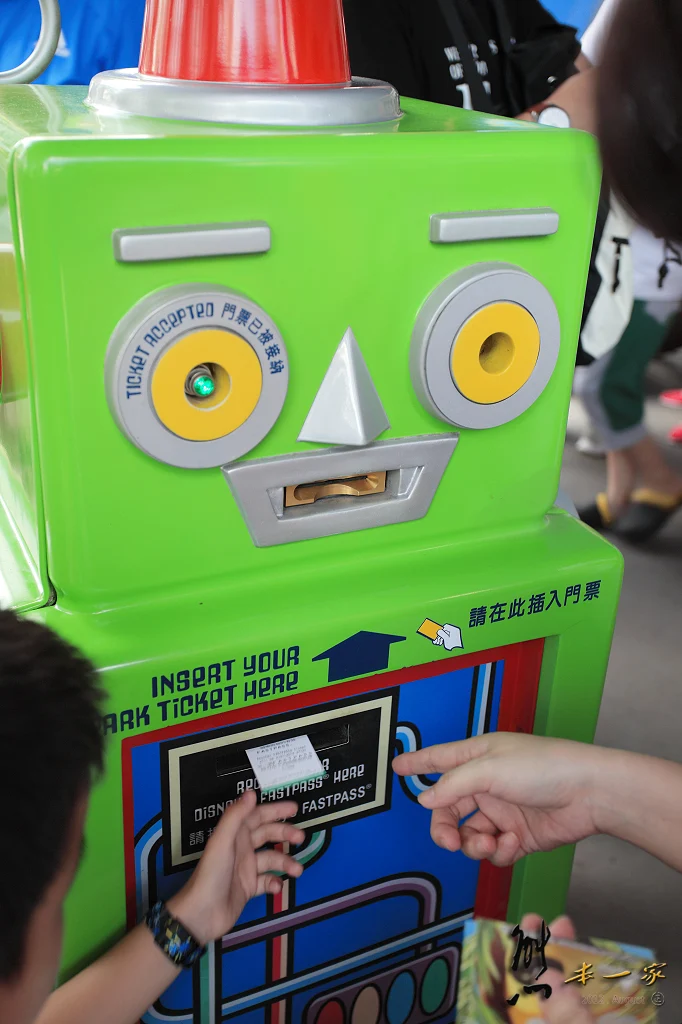 香港迪士尼樂園｜馳車天地｜明日世界｜迪士尼園區午餐