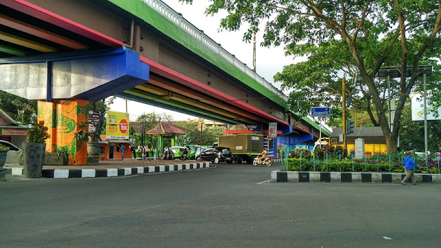 Fly over Polowijen gambar warna warni