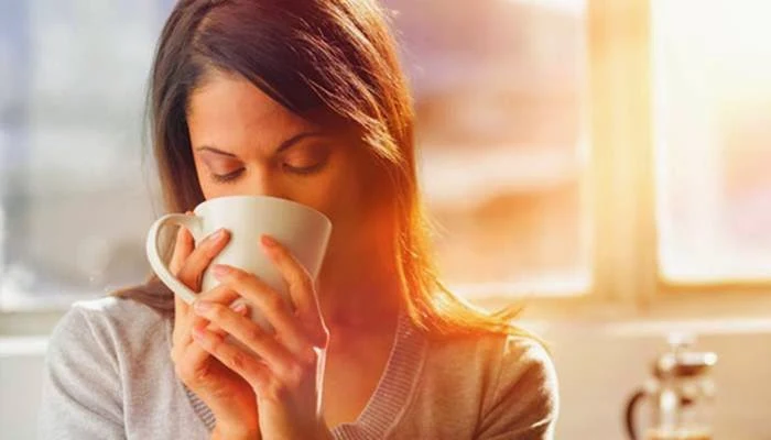 cewek minum kopi