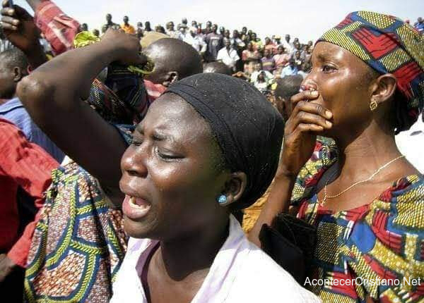 Mujeres lloran el asesinato de cristianos en Nigeria