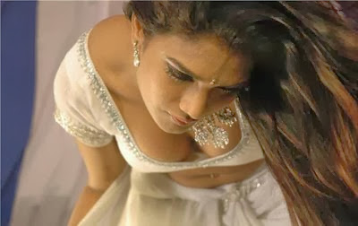 hot actress ramya spicy navel show in rain dance, ramya hot saree