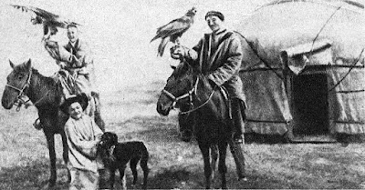 Старинный казахский спорт. Казахи-охотники с дрессированными для охоты степными орлами (беркутами).