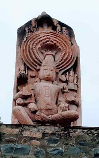 खुजावां में विराजित अति प्राचीन भगवान शेषनाग की मूर्ति इन्हें सहस्रशीर्ष या सौ फणवाला कहा गया है