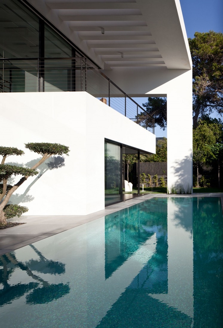 Swimming pool of Modern Bauhaus Mansion In Israel 