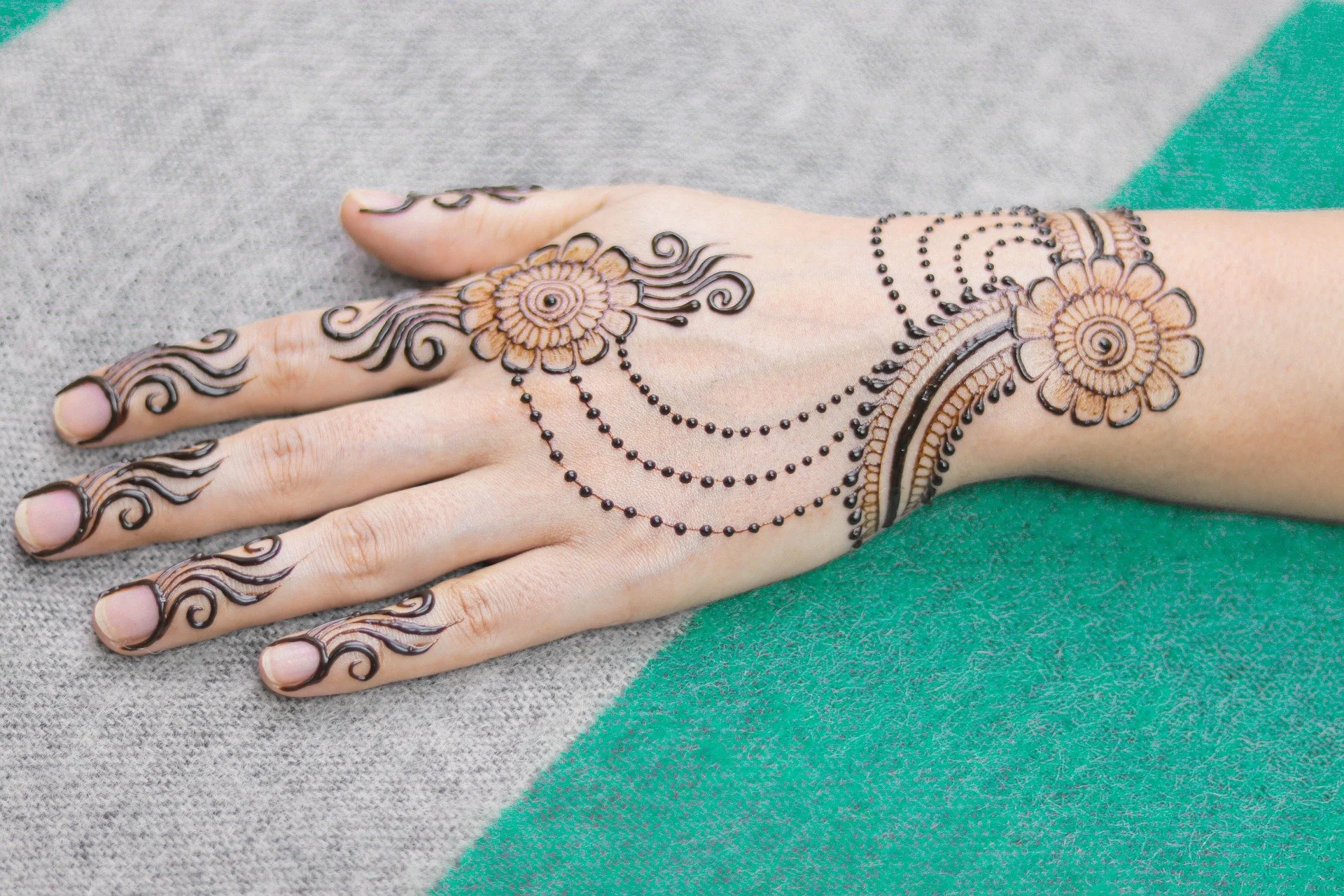 Simple mehndi design 2022 back hand - simple mehndi design 2022  mehndi design photo - mrlaboratory.info