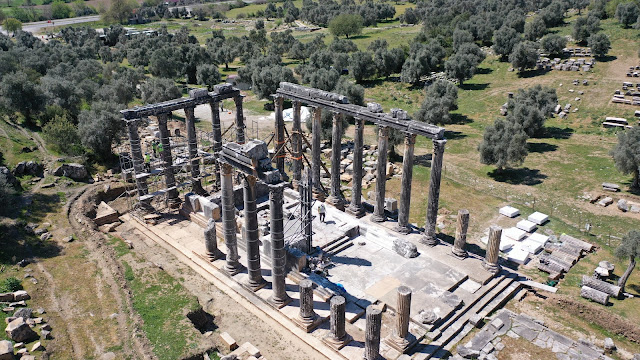 Άποψη των εργασιών αναστήλωσης στο Ναό του Διός Λειψήνου στην αρχαία Εύρωμο. [Credit: AA]