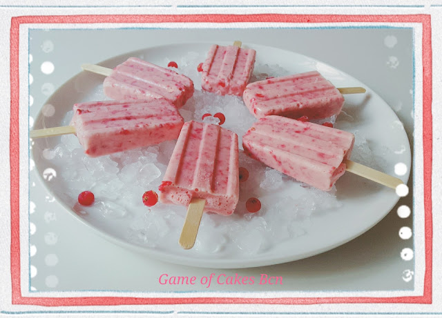 Helados de leche de coco y grosellas, paletas heladas, polos