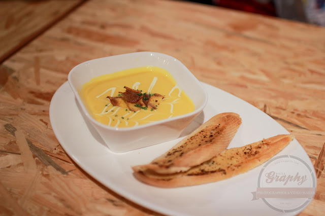 Soup of the day - Pumpkin soup dengan roti garlic Owlery Cafe