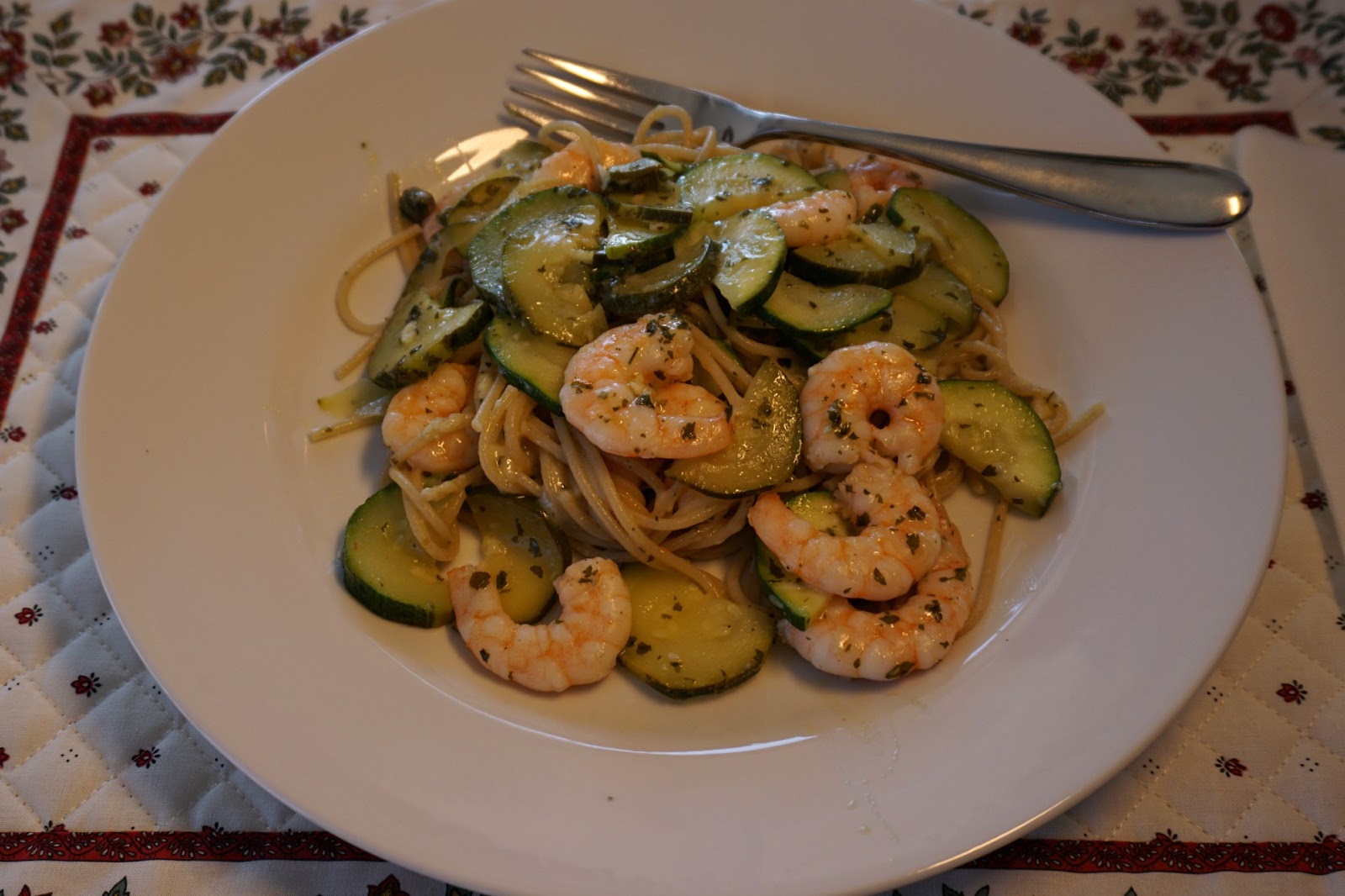 Spaghetti with zucchini, shrimps and capers