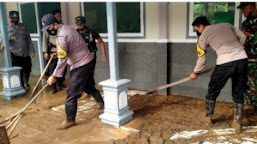  Polsek Karangrejo Bersama Tiga Pilar Dan Masyarakat Gotong Royong Bersihkan Lumpur Akibat Banjir 