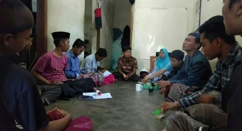 Penulis dan Mahasiswa Bedah Kisah KKN di Desa Penari