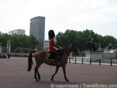 Buckingham Palace Royal Guards and horse