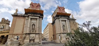 Palermo, Barrio de la Kalsa. Cara exterior de la Porta Felice.