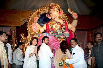 Shamita Shetty & Shilpa Shetty at the mumbai lalbaug ganesh darshan photo