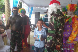 Santa Claus Satgas Yonif Kabaresi Bagikan Hadiah Natal