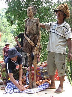 Ritual Unik Suku Toraja Membersihkan dan Mengganti Busana Jenazah Leluhur