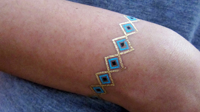 tatuagem temporária imitando pulseira