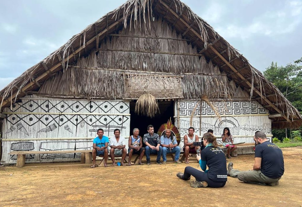 Equipe da Dakila Pesquisas e lideranças da etnia Tukano na Casa dedicada a cultura indígena, na Aldeia Balaio. Crédito da foto: Dakila Pesquisas 