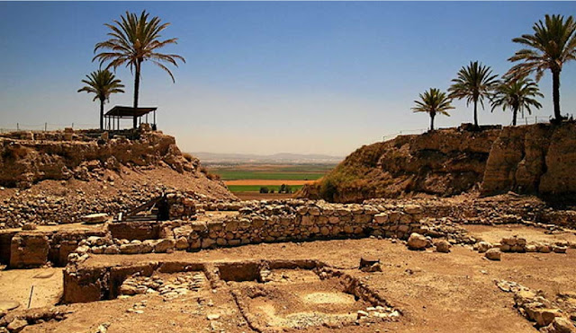 Руины в «священном районе» Тель-Мегиддо