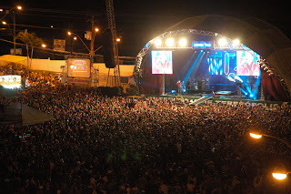 Nem o frio da madrugada foi o bastante para impedir o sucesso de público no show de Michel Teló