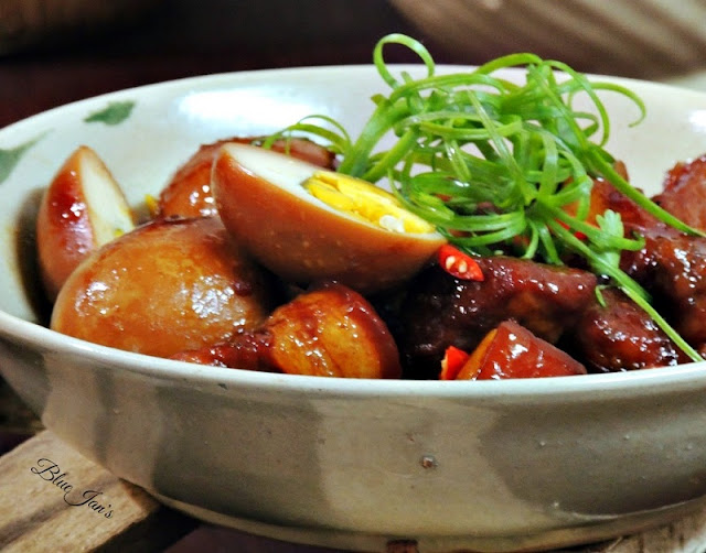 Braised pork and eggs (Thịt kho hột vịt) 1