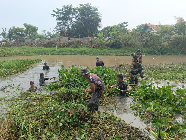 Kodim 0602/Serang Bersama DPUPR Kabupaten Serang dan Komunitas Peduli Lingkungan Bersihkan Sungai Ciwaka Pontang
