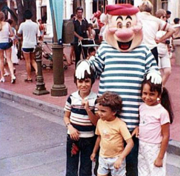 Pareja que se tomó una foto 20 años atrás en Disney World