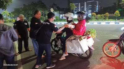 Belasan Personil IJTI Sidoarjo Berbagi Sahur Dengan Pengguna Jalan