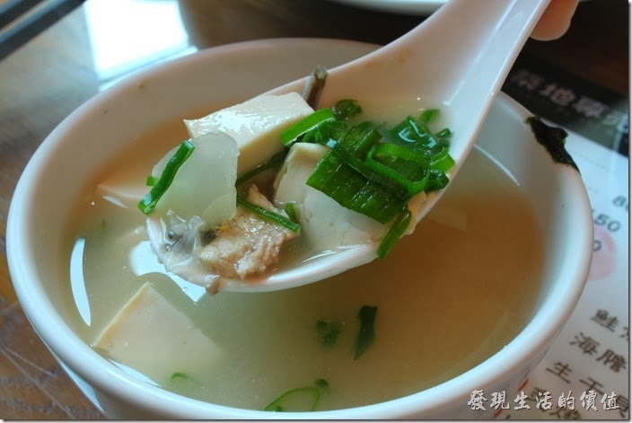 台南-築地壽司。味噌湯，NT$25。這個是改良過的台式味噌湯，湯頭不鹹，有滿滿的度否與小魚乾以及魚肉，個人感覺還蠻實惠的。